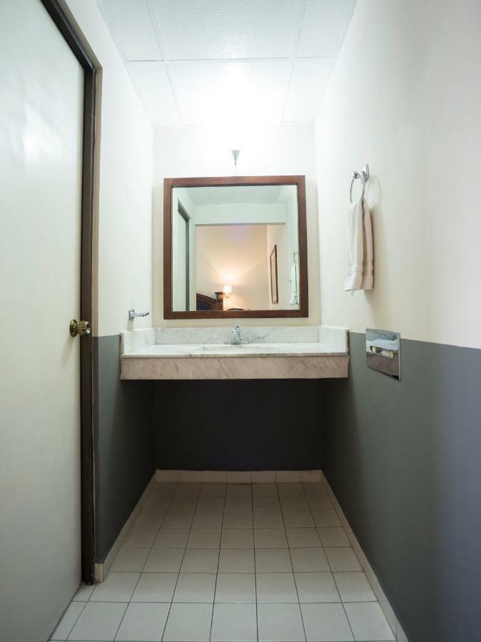 Capital O 88 Inn San Nicolas de los Garza ภายนอก รูปภาพ
